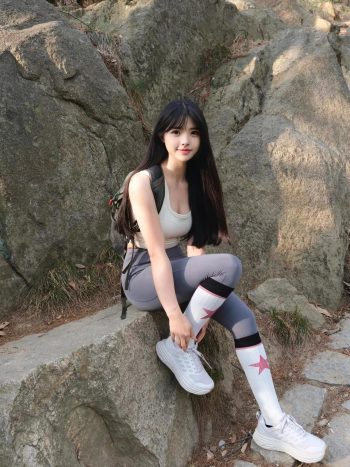 图片[7]-爱爬山的瑜伽裤MM，太甜美了！~-小李街拍