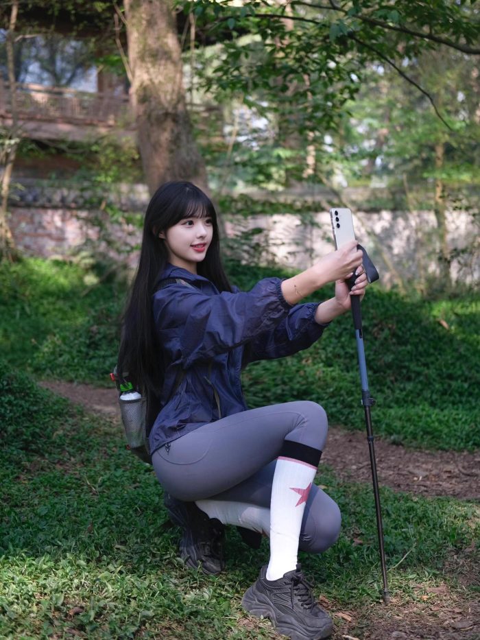 爱爬山的瑜伽裤MM，太甜美了！~-小李街拍