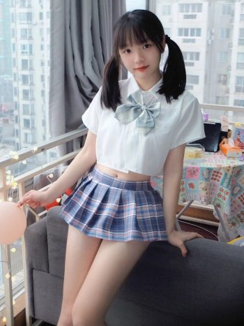 图片[7]-网格丝袜的清纯双马尾小姑娘-小李街拍