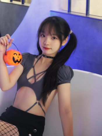 图片[5]-网格丝袜的清纯双马尾小姑娘-小李街拍