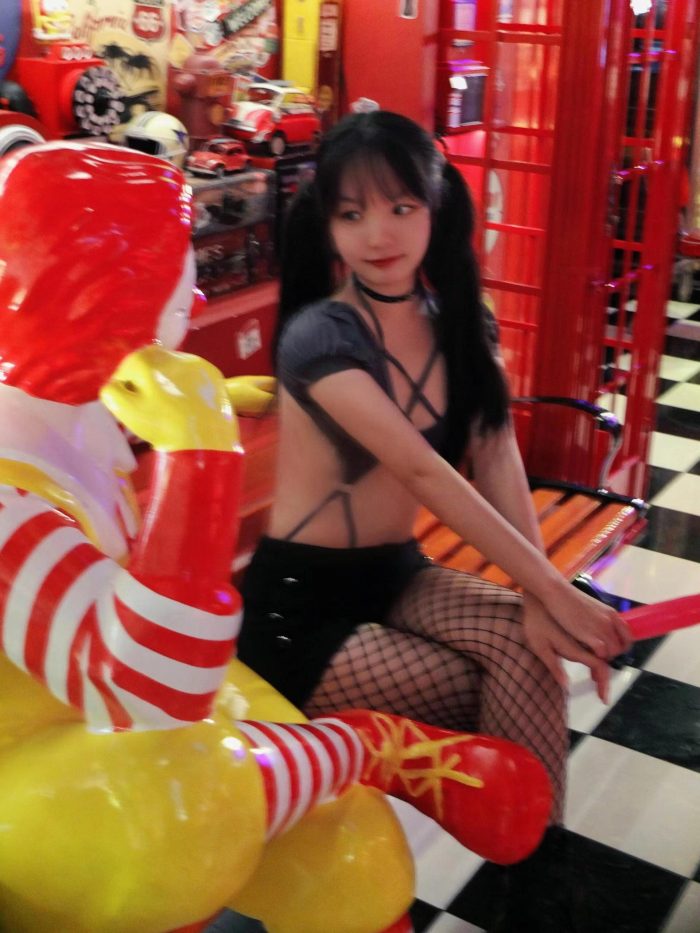 网格丝袜的清纯双马尾小姑娘-小李街拍