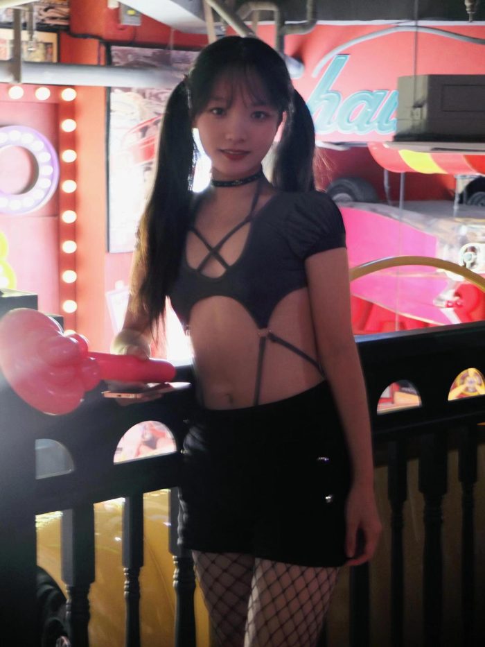 网格丝袜的清纯双马尾小姑娘-小李街拍