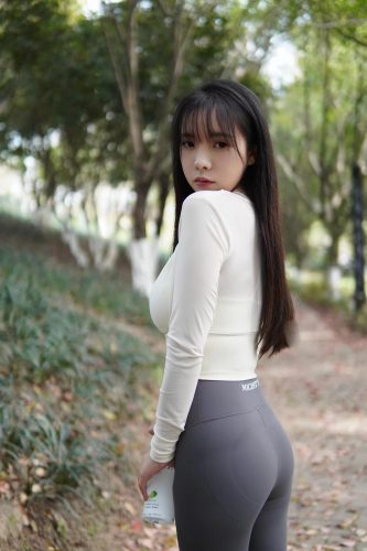图片[9]-穿瑜伽裤爬山的长发少女-小李街拍