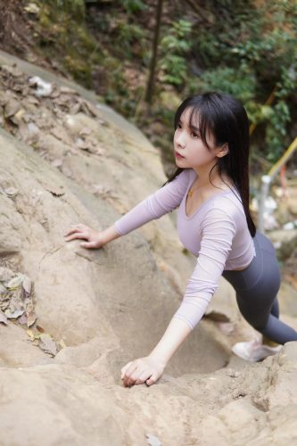 图片[8]-穿瑜伽裤爬山的长发少女-小李街拍