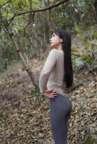 图片[5]-穿瑜伽裤爬山的长发少女-小李街拍