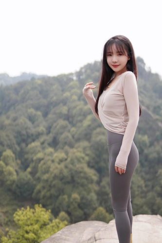图片[3]-穿瑜伽裤爬山的长发少女-小李街拍