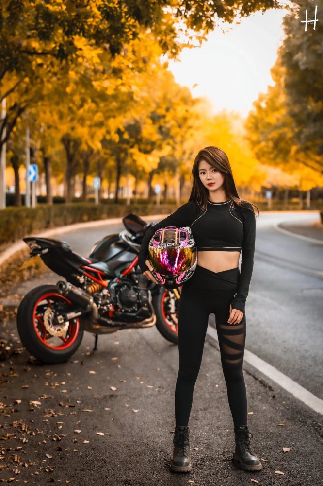 骑摩托车的瑜伽裤美女身材太好了！-小李街拍