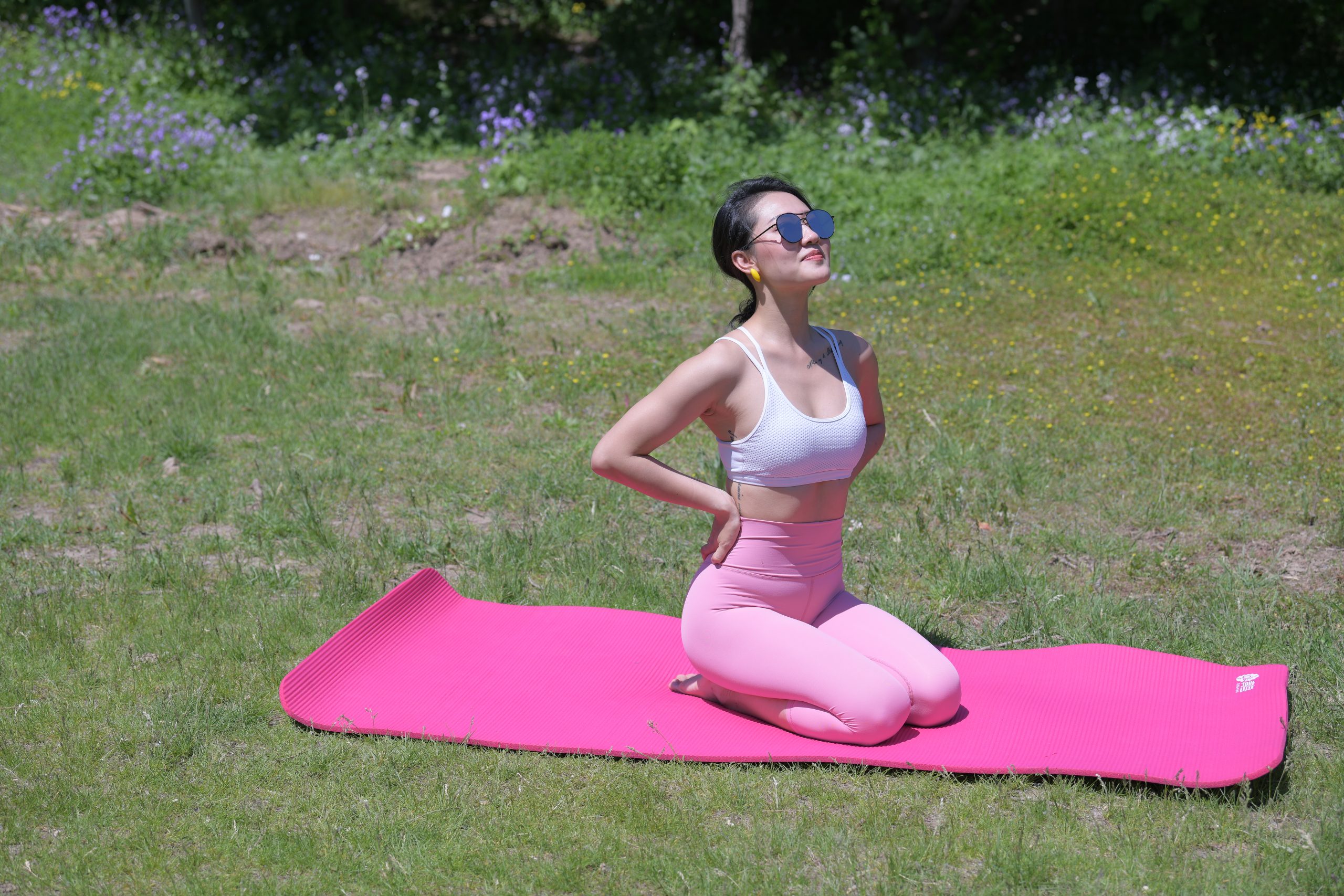 图片[3]-粉红色瑜伽裤的姑娘【242P】P0004-小李街拍