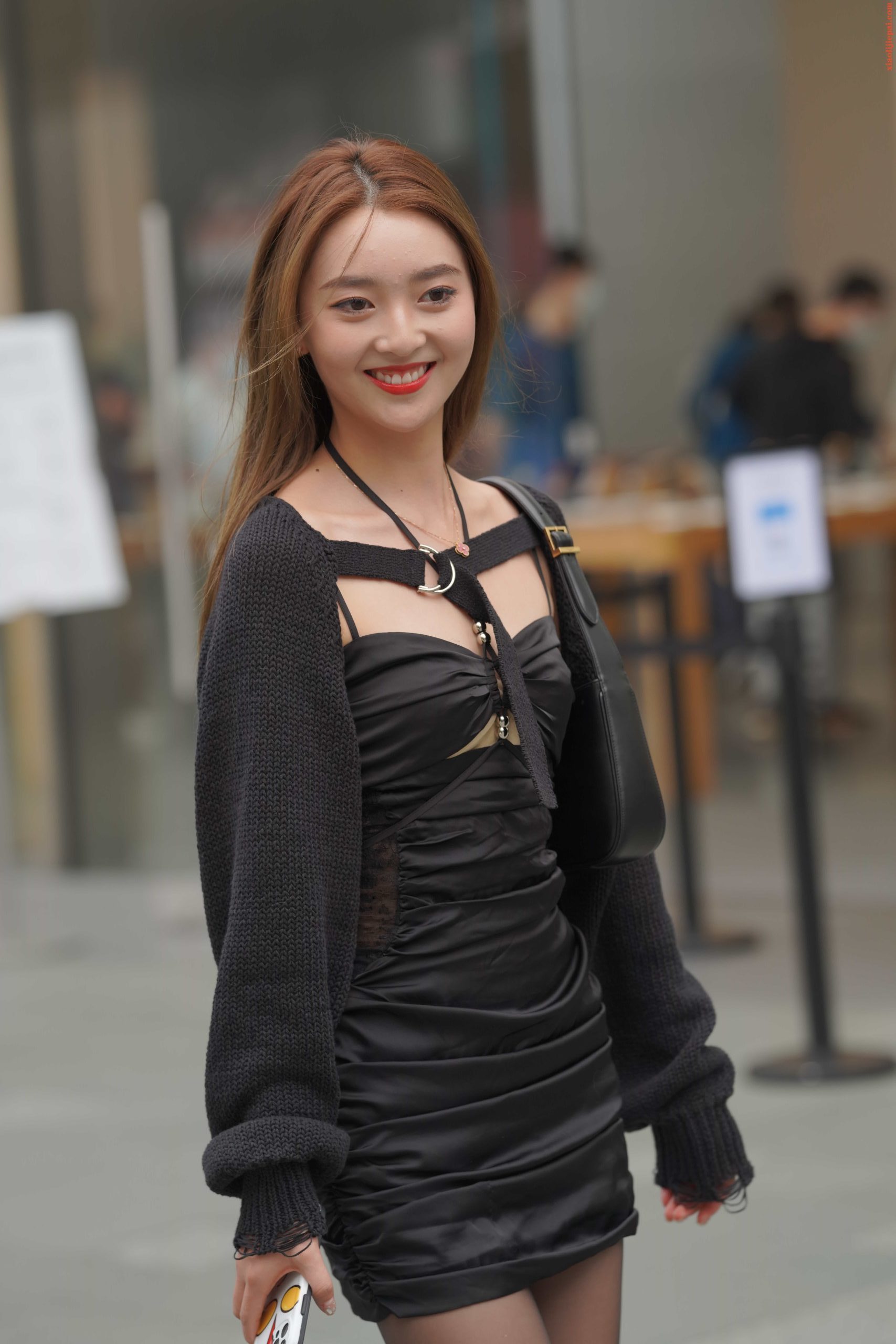 图片[1]-P3022 褶皱黑裙 【90P】-小李街拍