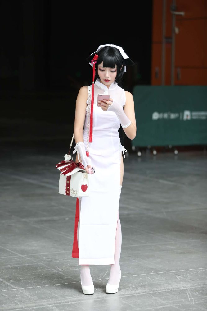 P3046 极品高开衩旗袍白色丝袜美腿美眉 【62P】-小李街拍