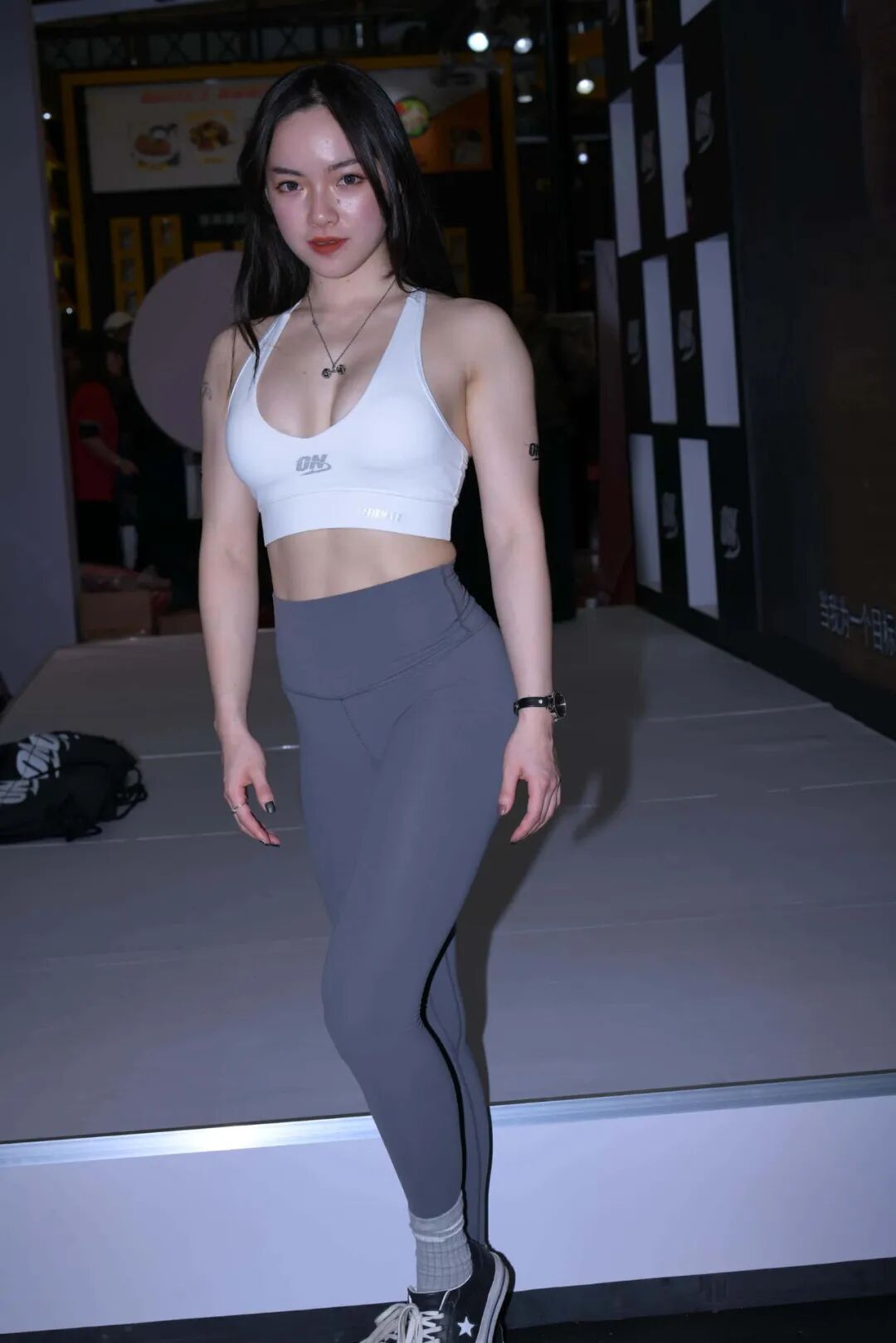 图片[1]-P0126 灰色瑜伽运动装 【202P】-小李街拍