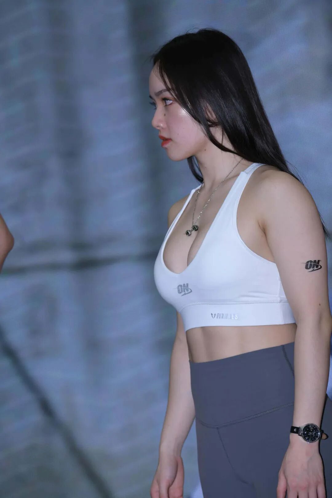 图片[2]-P0126 灰色瑜伽运动装 【202P】-小李街拍